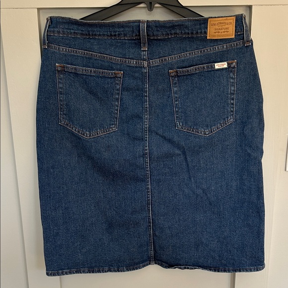 Classic Levi Dark Blue Denim Skirt - Picture 3 of 4